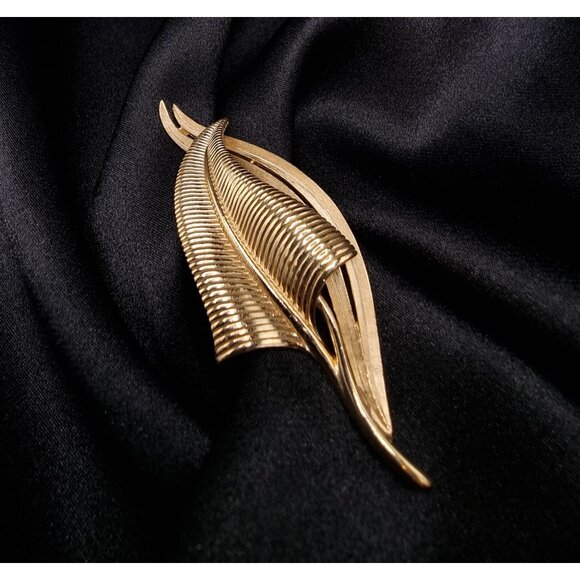 Vintage TRIFARI Signed 1960s Gold-Tone Leaf Brooch Elegant Textured Design - Picture 2 of 5